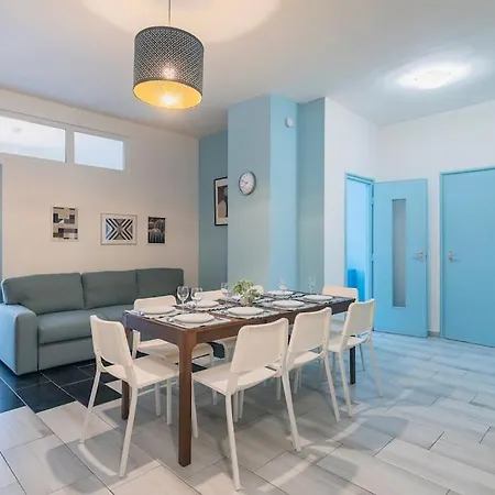 Center Apartment, Style, Location, Ac, Balcony